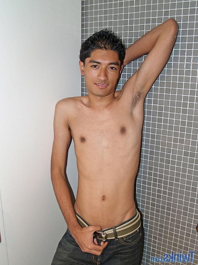 20P Jovencito flaco se desnuda y masturba su gran polla hasta eyacular
