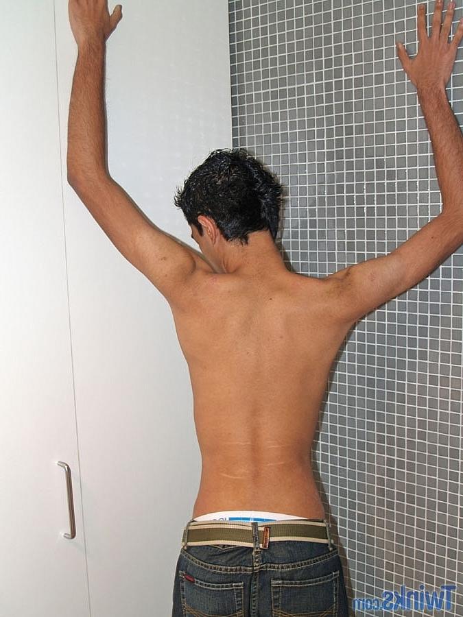 20P Jovencito flaco se desnuda y masturba su gran polla hasta eyacular