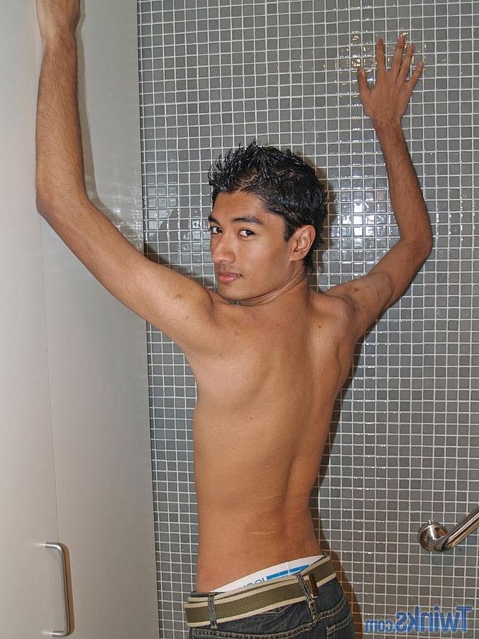 20P Jovencito flaco se desnuda y masturba su gran polla hasta eyacular