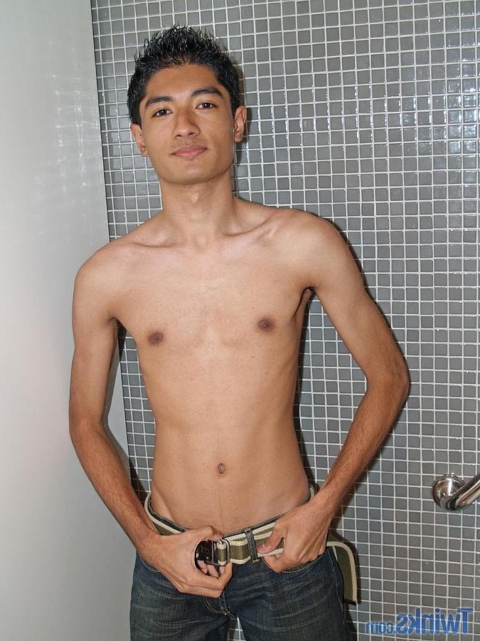 20P Jovencito flaco se desnuda y masturba su gran polla hasta eyacular