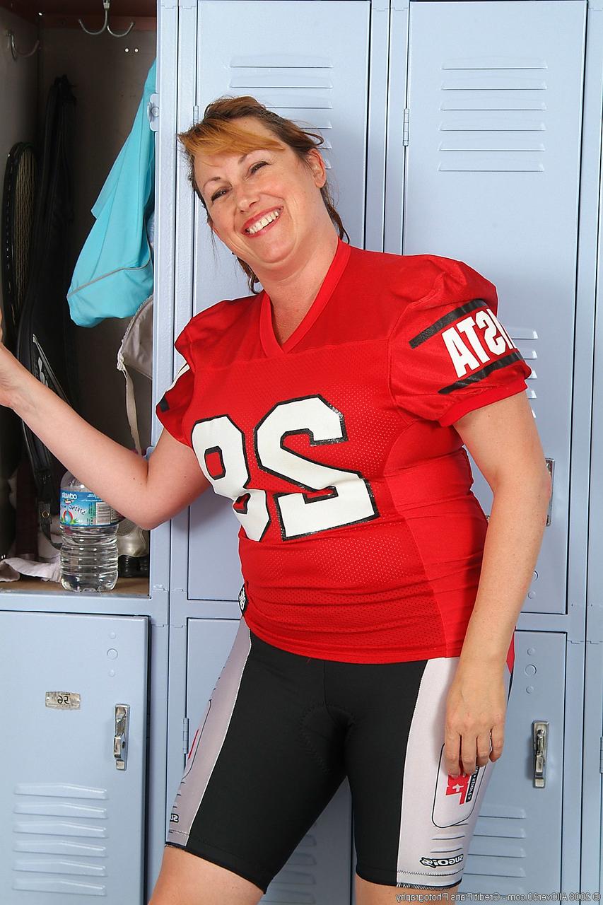 20P MILF Marishka tira seu uniforme esportivo e mostra seus peitos grandes e buceta peluda
