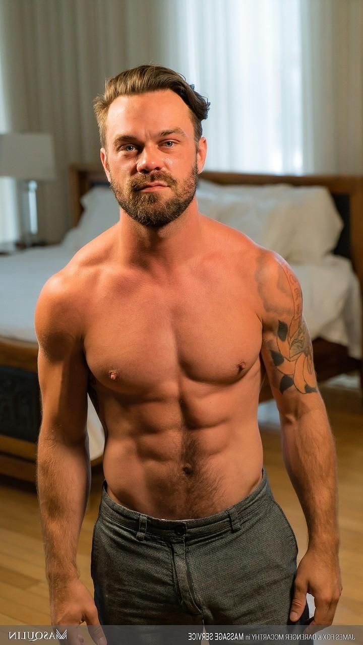 20P El musculoso gay Darenger McCarthy deja que su masajista se haga una paja mientras lo analiza