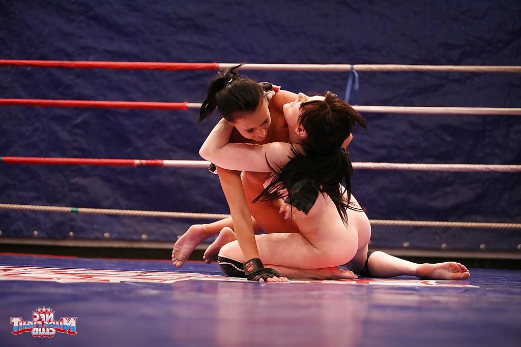 16P Las bellezas samantha bentley y angelica kitten están peleando calientes