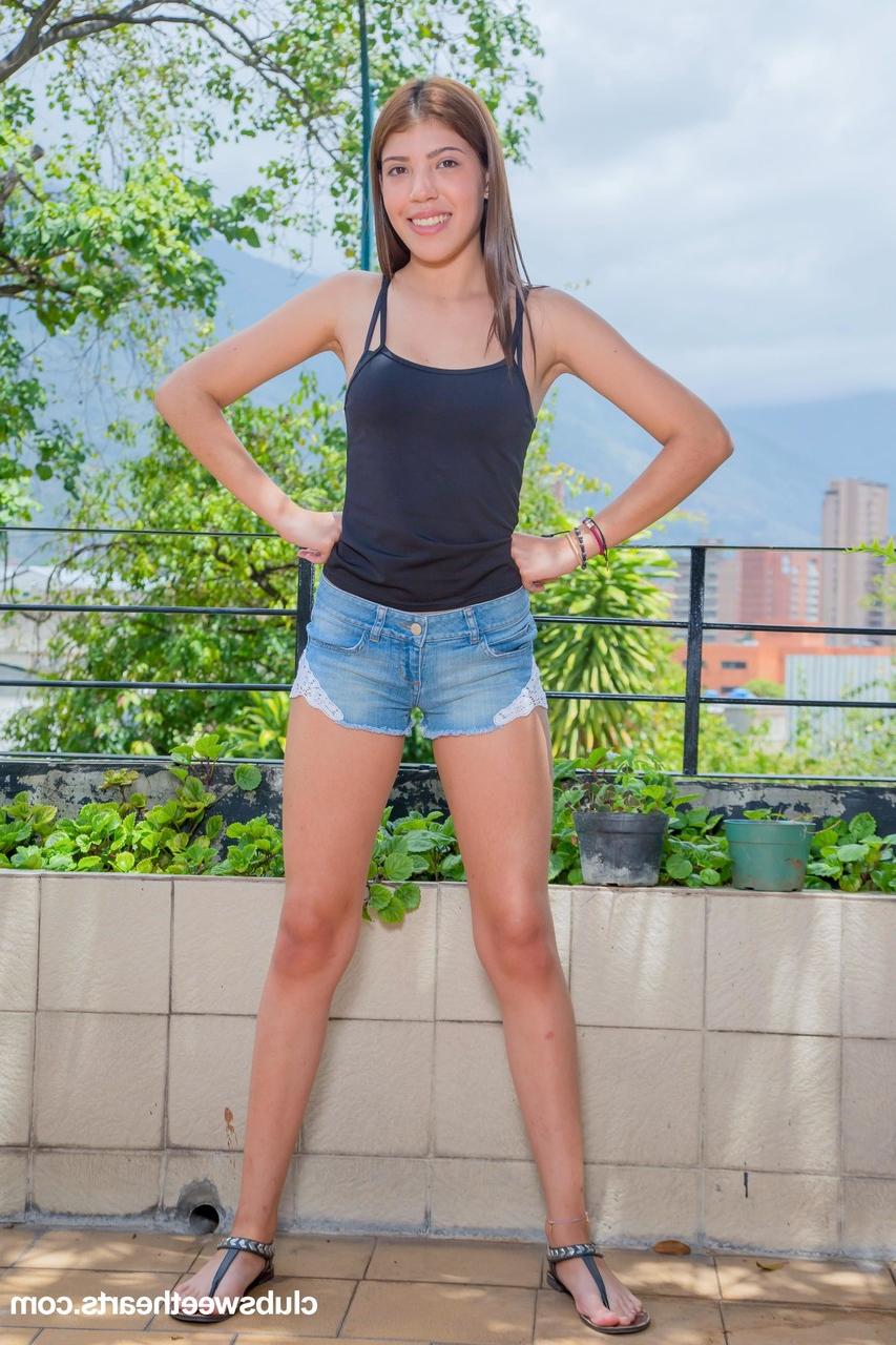 20P A gata magra Gaby Gomez mostra seus peitos pequenos e sua buceta raspada ao ar livre