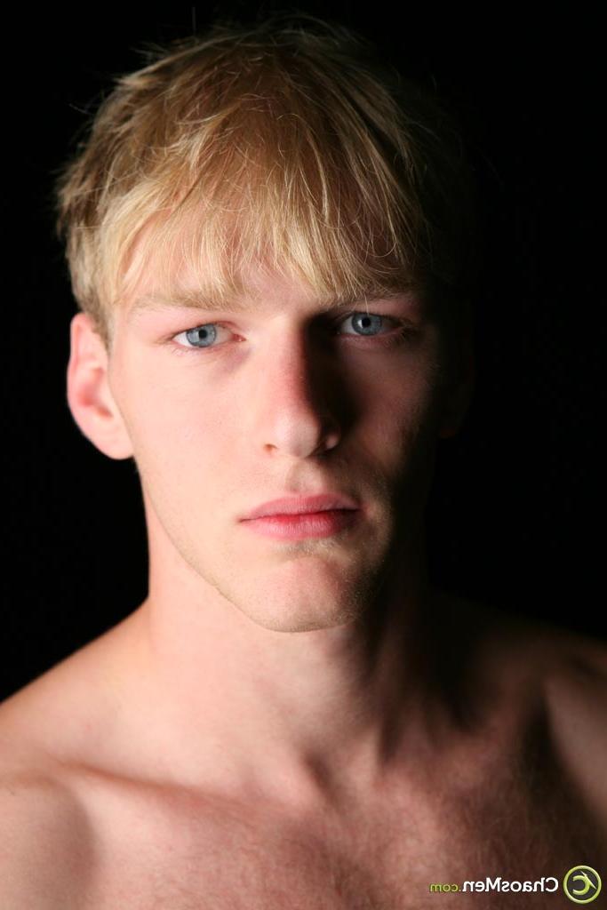 20P El rubio gay Parker expone su increíble cuerpo y posa desnudo en una acción aceitosa