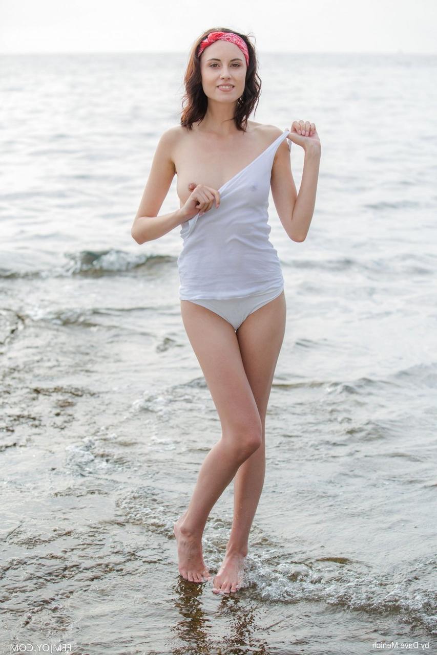20P A adorável adolescente italiana Sade Mare tira a roupa no mar e posa nua