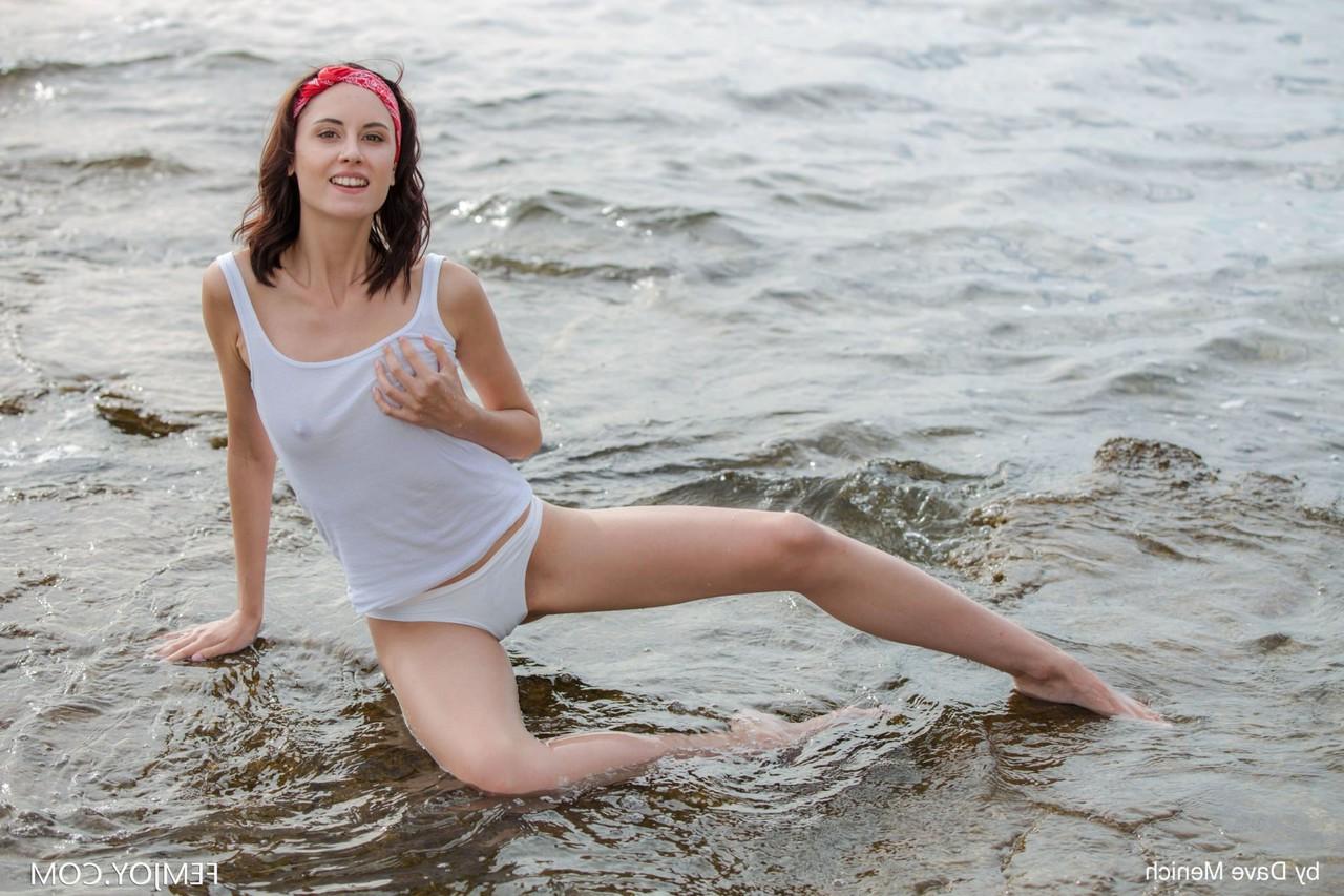20P A adorável adolescente italiana Sade Mare tira a roupa no mar e posa nua