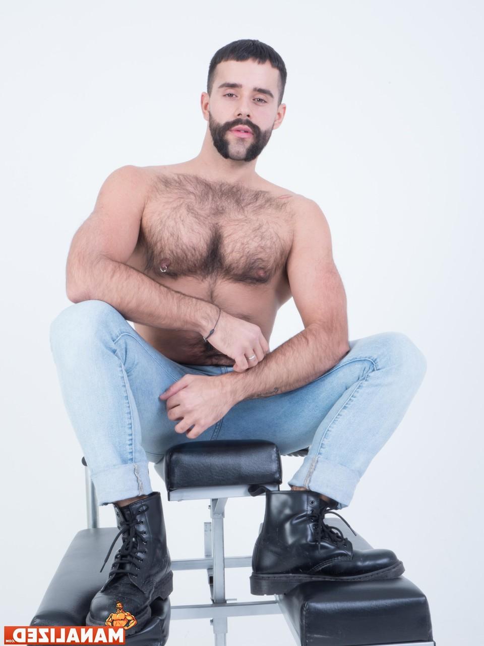 20P O urso gay Teddy Torres tira a roupa e expõe seu corpo peludo e seu pau grande sem cortes