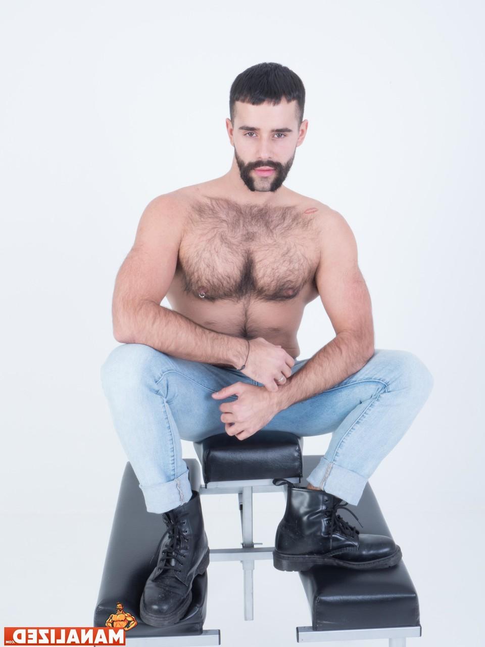 20P O urso gay Teddy Torres tira a roupa e expõe seu corpo peludo e seu pau grande sem cortes
