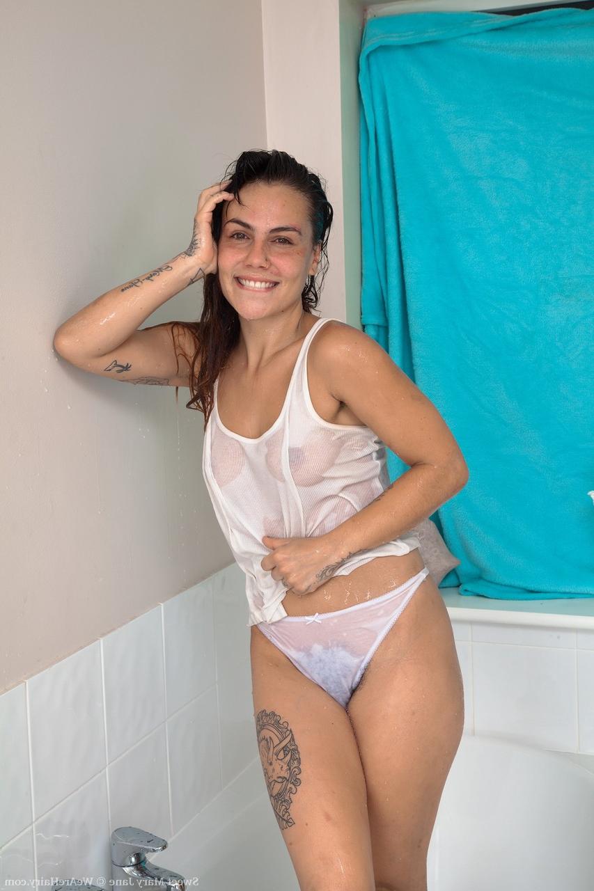 20P Sweet amateur with a bubble ass Sweet Mary Jane flaunts her hairy crotch