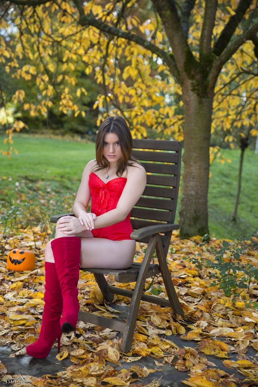 17P Das köstliche Babe Evelina Darling posiert am Vorabend von Halloween nackt