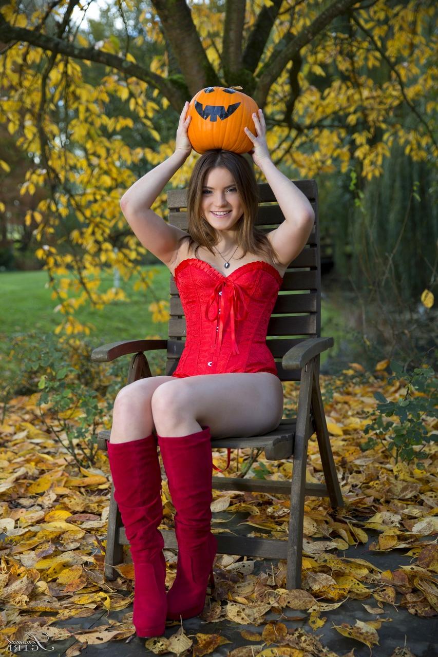 17P Das köstliche Babe Evelina Darling posiert am Vorabend von Halloween nackt