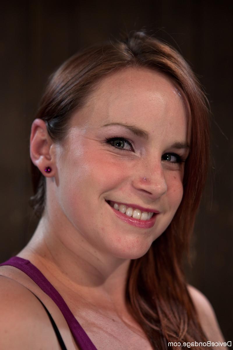 20P Die mollige MILF Bella Rossi wird in Metallfesselung mit einem Vibrator masturbiert