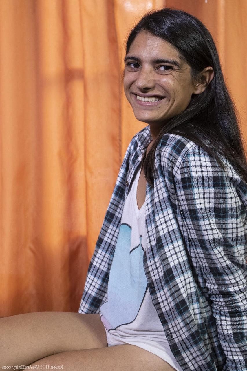 20P A sorridente amadora Karen H expõe seus peitos pequenos e buceta peluda em um solo