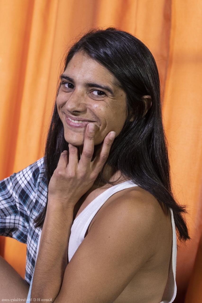 20P A sorridente amadora Karen H expõe seus peitos pequenos e buceta peluda em um solo