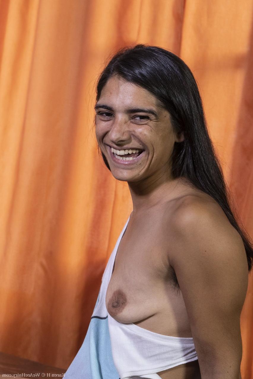 20P A sorridente amadora Karen H expõe seus peitos pequenos e buceta peluda em um solo