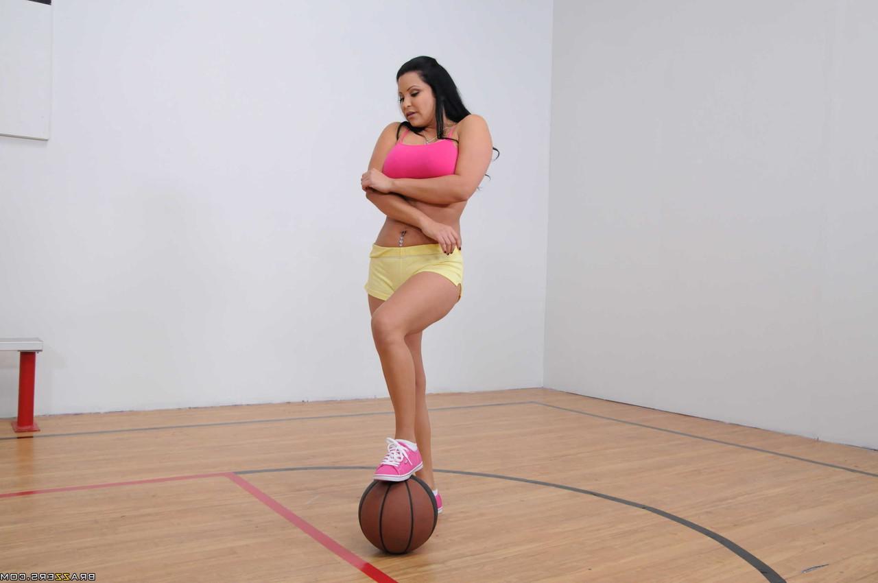 20P A garota latina peituda Sophia Lomeli seduz um jogador de basquete na academia