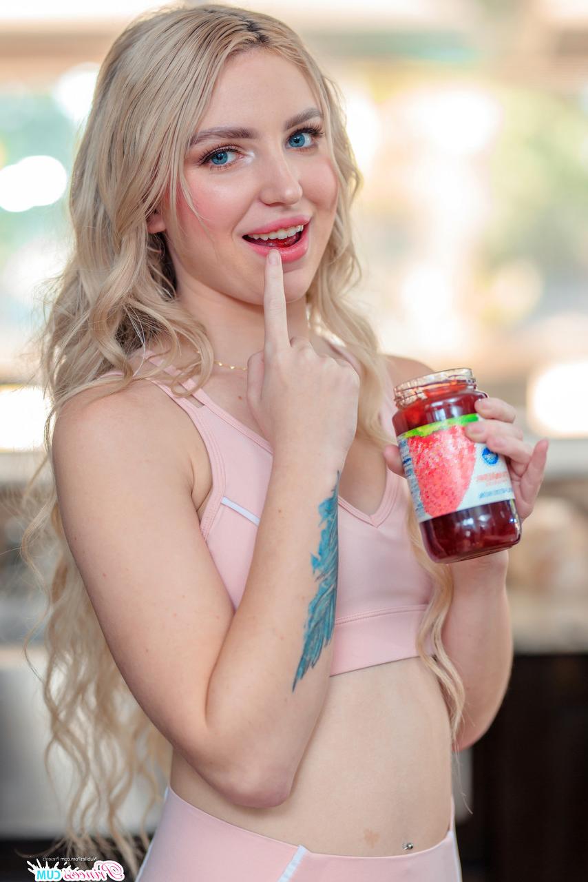 20P A deliciosa loira Britt Blair prova o pau de seu namorado e o leva na vagina