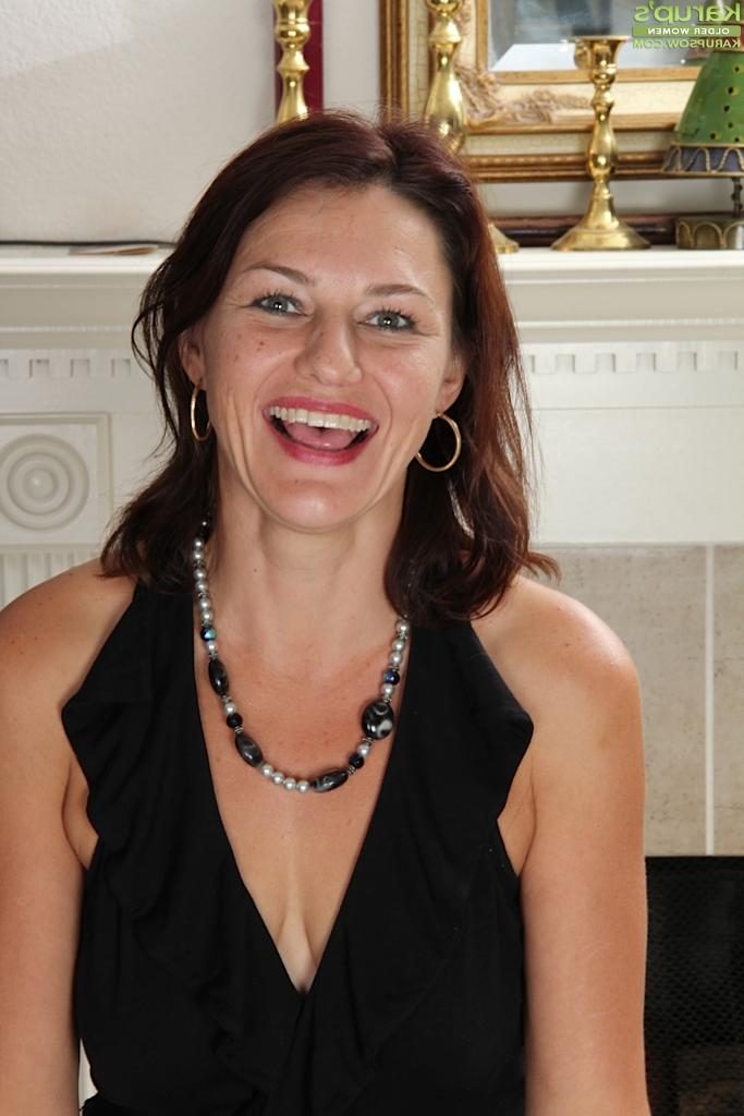 16P La superbe salope MILF Ava Aurstin montre sa toute nouvelle culotte noire.