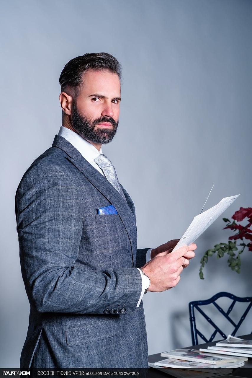 20P Gays gostosos com barbas Dani Robles e Gustavo Cruz transando no escritório