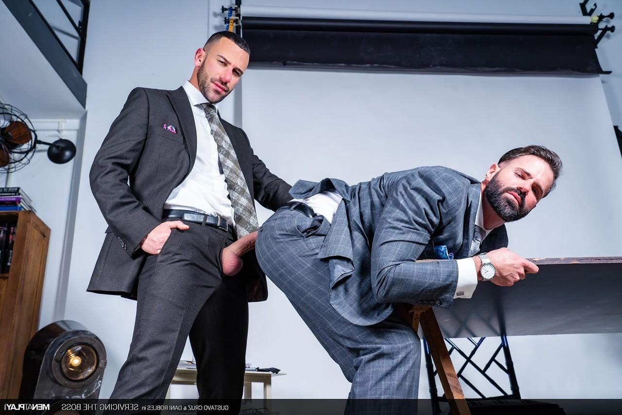 20P Gays gostosos com barbas Dani Robles e Gustavo Cruz transando no escritório