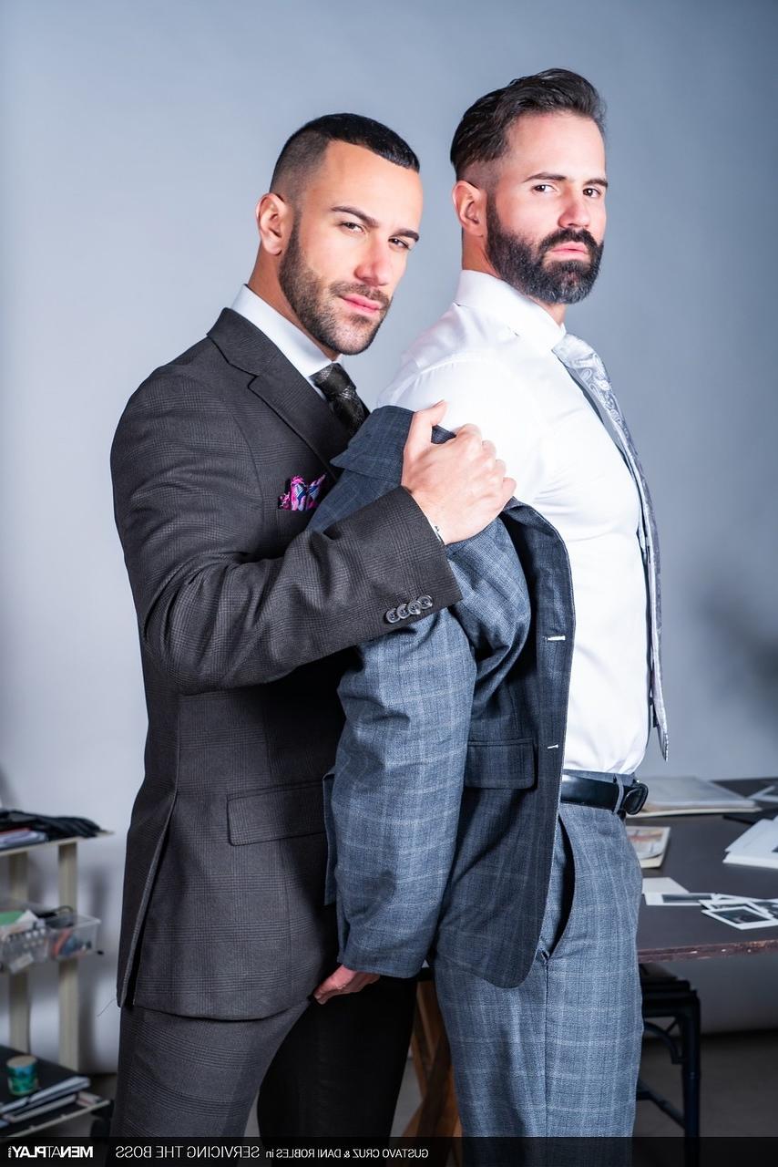 20P Gays gostosos com barbas Dani Robles e Gustavo Cruz transando no escritório