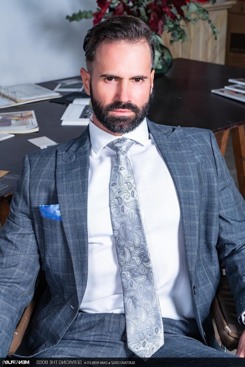 20P Gays gostosos com barbas Dani Robles e Gustavo Cruz transando no escritório