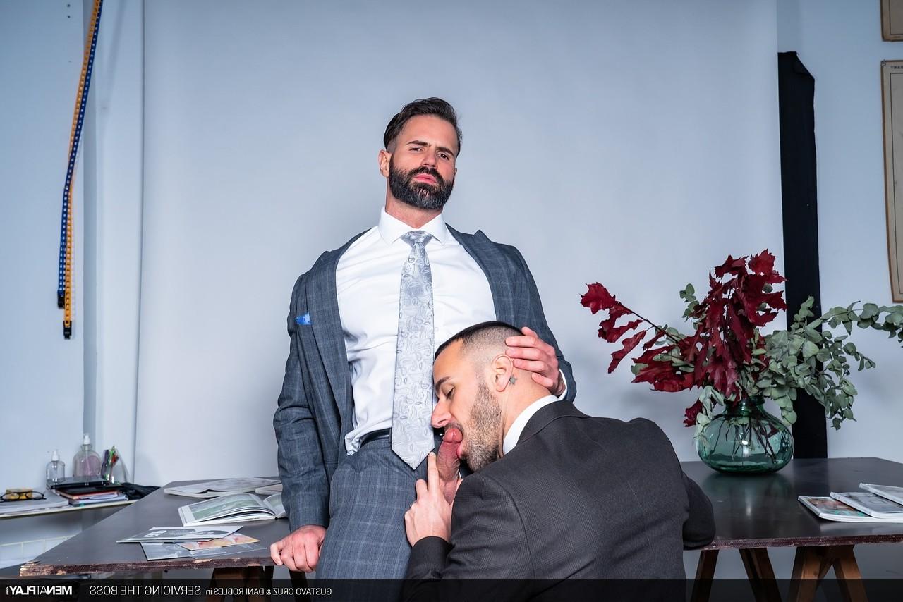 20P Gays gostosos com barbas Dani Robles e Gustavo Cruz transando no escritório
