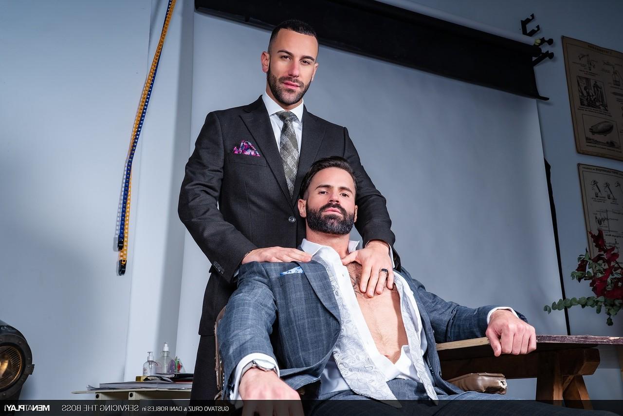 20P Gays gostosos com barbas Dani Robles e Gustavo Cruz transando no escritório