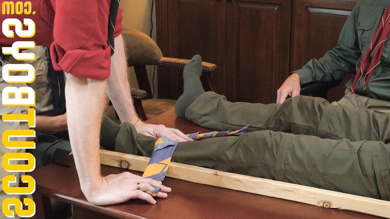 20P Der dünne Twink Scout Jack hat umgekehrten Cowgirl-Analsex mit einem gut bestückten Scoutmaster
