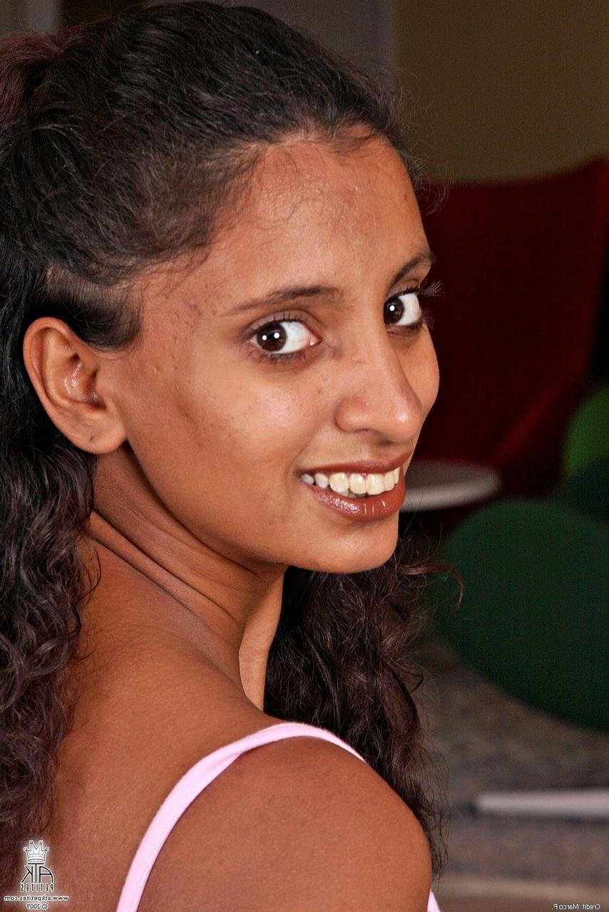 20P La sexy india Jhazira muestra sus tetas naturales y abre su coño afeitado