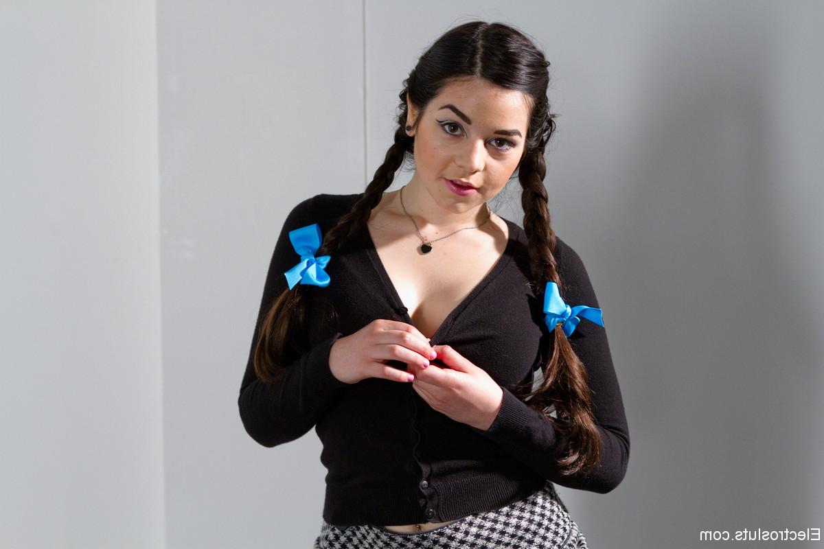20P Electro Sluts Bobbi Starr, Nadine Sage
