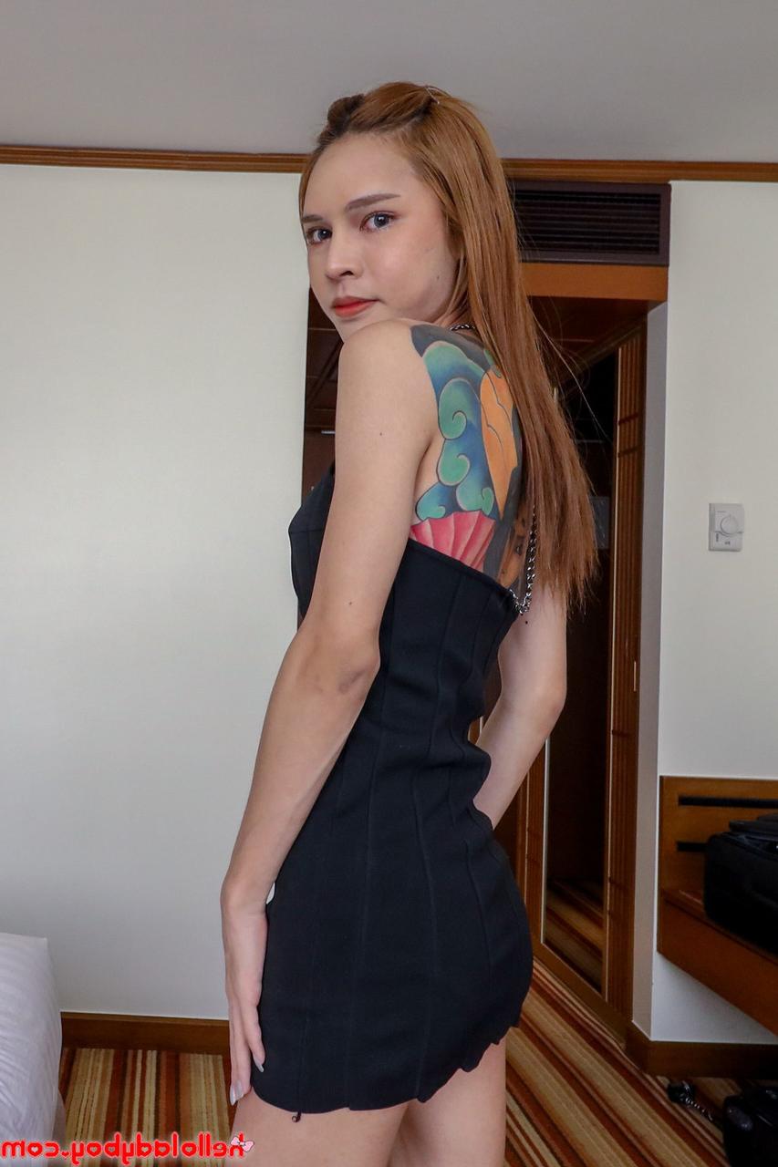 20P A travesti asiática Kitty tira o vestido e faz uma pose antes de dar uma cabeçada quente