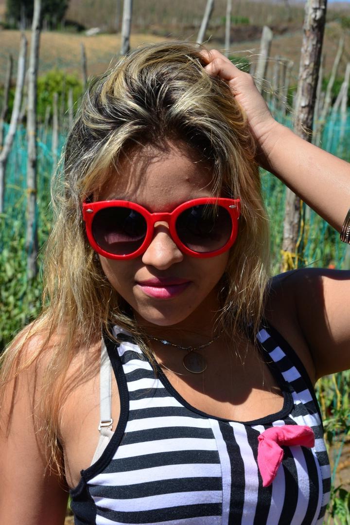 19P Petite Latina fofa Kathy Solis mostra calcinha fio dental e exibe lindos peitos grandes