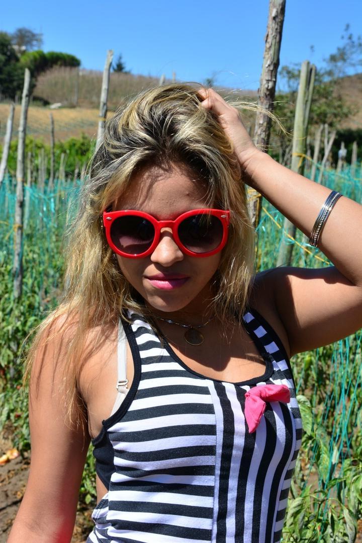 19P Petite Latina fofa Kathy Solis mostra calcinha fio dental e exibe lindos peitos grandes