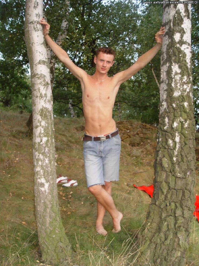20P El delgado gay Stepan se quita la camisa roja y los boxers y se masturba al aire libre