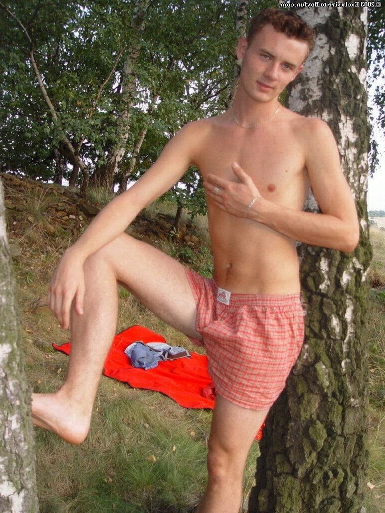 20P El delgado gay Stepan se quita la camisa roja y los boxers y se masturba al aire libre