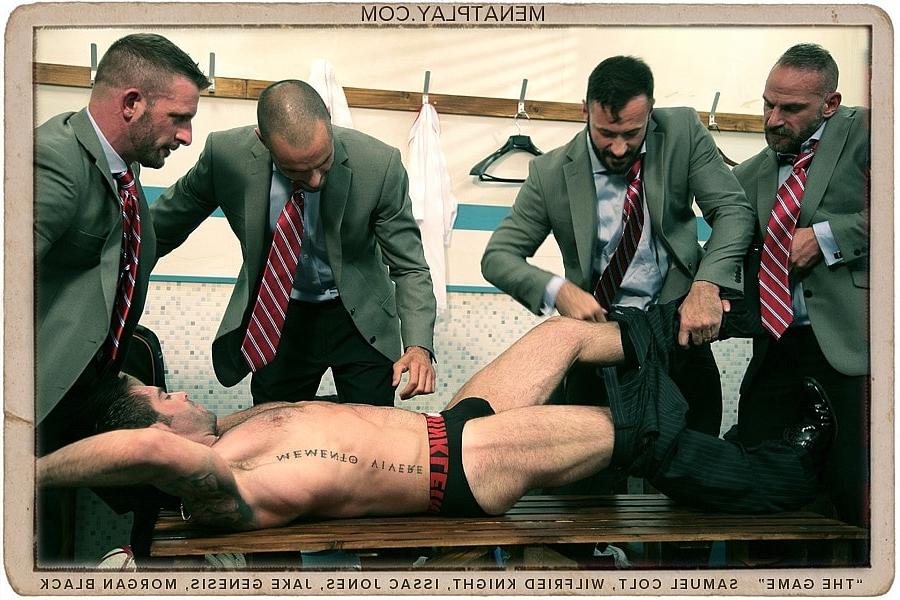 20P Schwule Männer in Anzügen haben einen wilden Gangbang mit dem muskulösen Hintern Jake Genesis