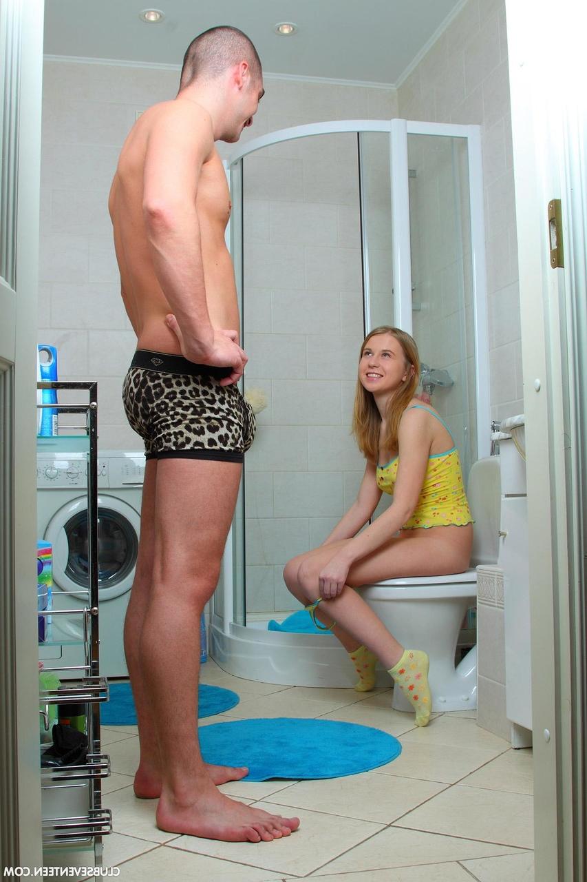 20P La petite jeune sexy Corinne B profite du sexe hardcore sauvage dans la salle de bain.