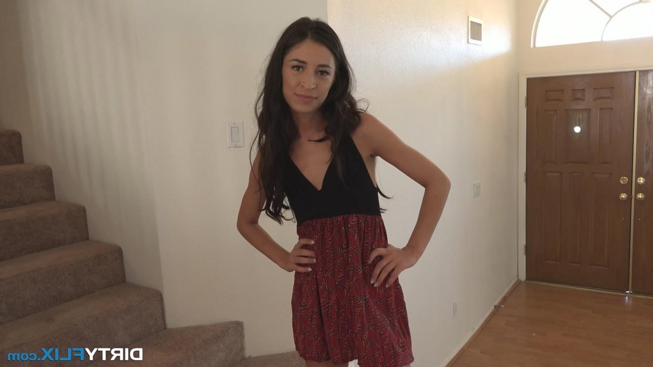 15P La joven latina Cameron Canela recibe una corrida facial después de follar
