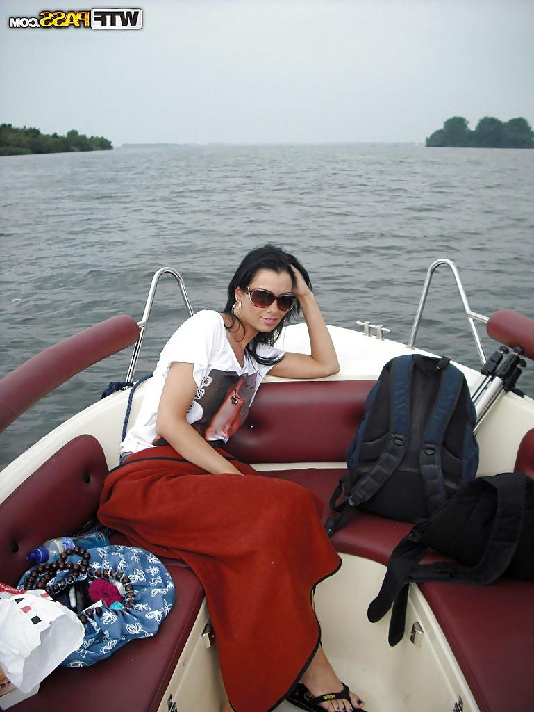 16P Gata morena de seios fartos se livra das roupas no passeio de barco