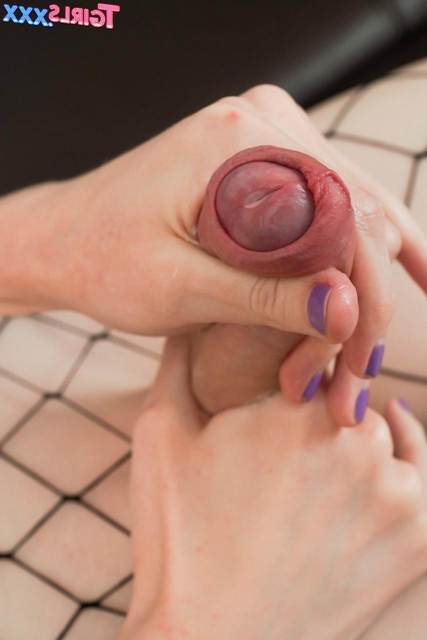 16P La jolie transexuelle maigre Ella Venus dévoile sa grosse bite et son trou du cul rasé.