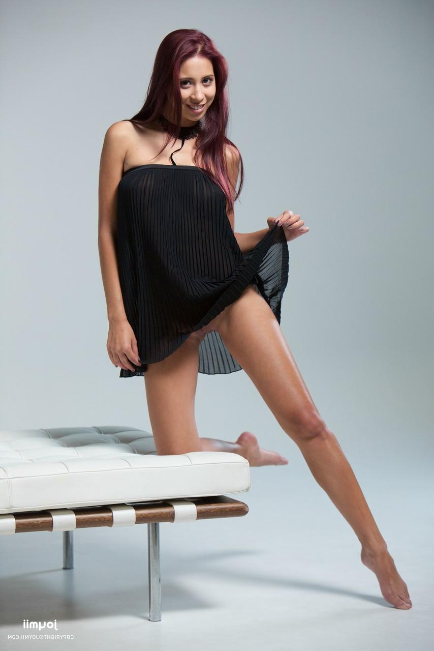 20P A linda adolescente Paula Shy fica nua e brinca com sua buceta aparada com um vibrador