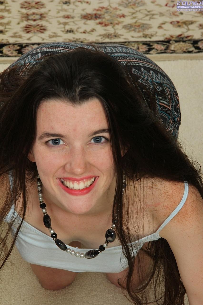 19P A morena amadora Gabby Smith abrindo as pernas e aparando o regalo no chão