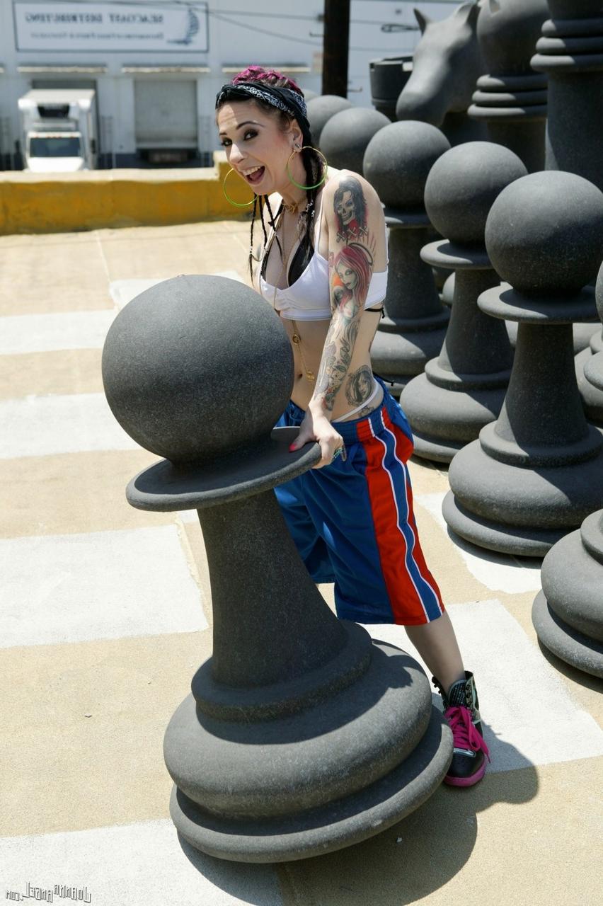 17P La chica punk Joanna Angel se llena de BBC en un polvo interracial de ajedrez al aire libre