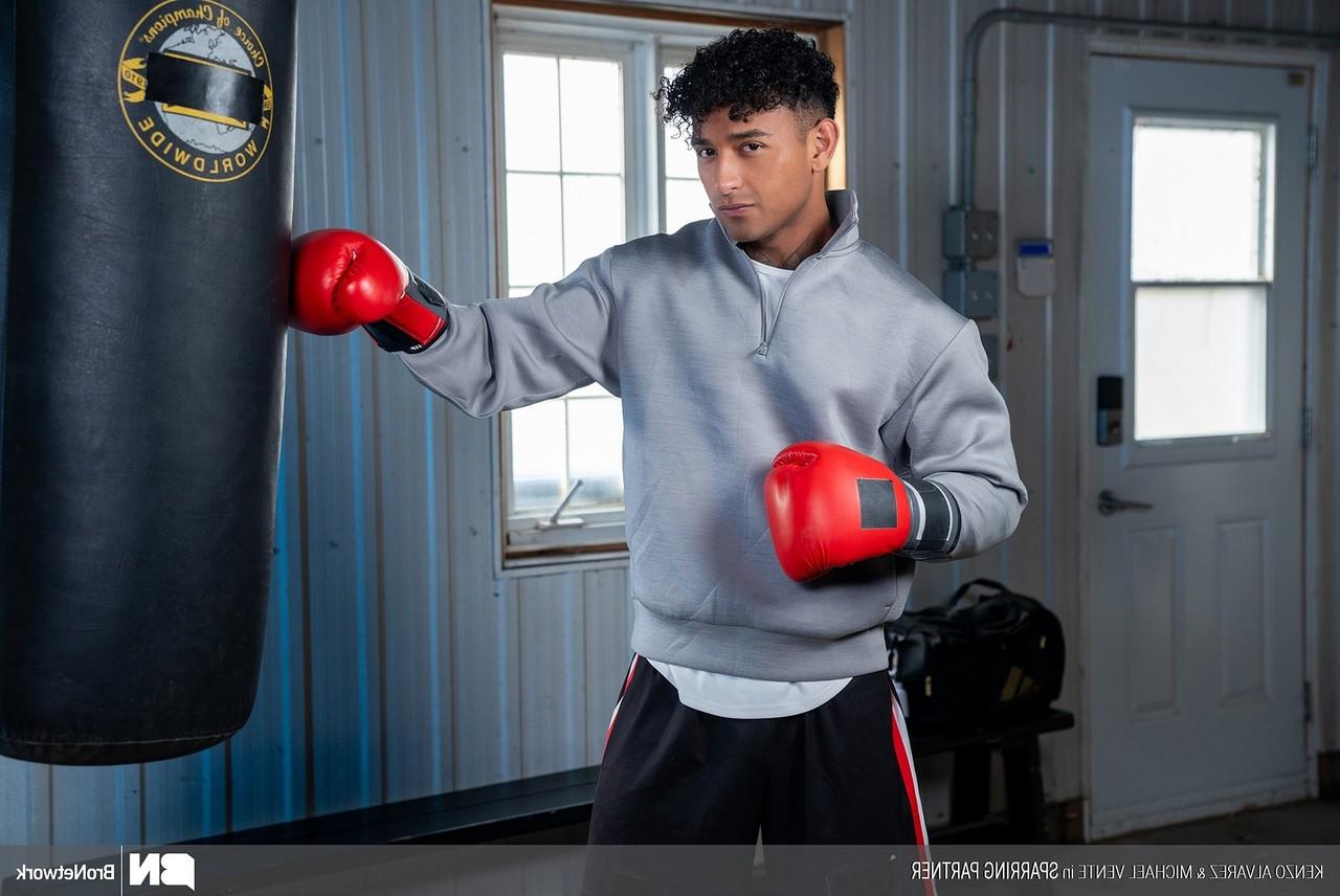 20P Gay latino Kenzo Alvarez fode seu parceiro de boxe Michael Vente
