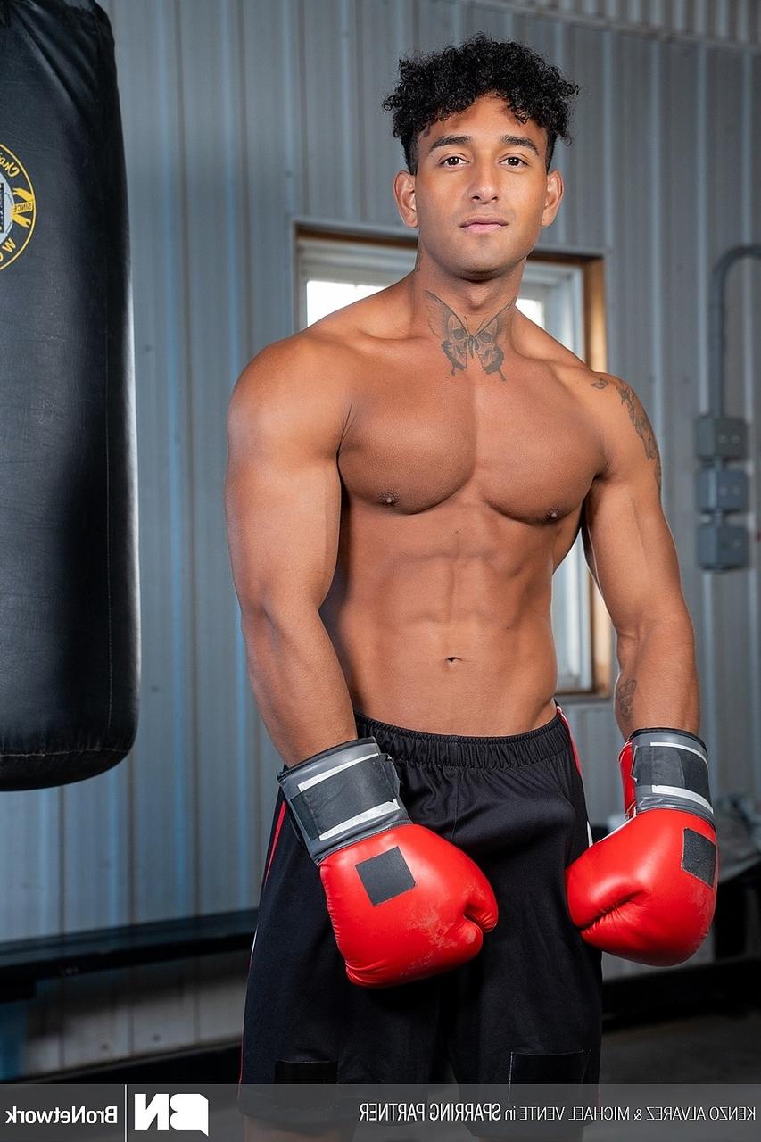 20P Gay latino Kenzo Alvarez fode seu parceiro de boxe Michael Vente
