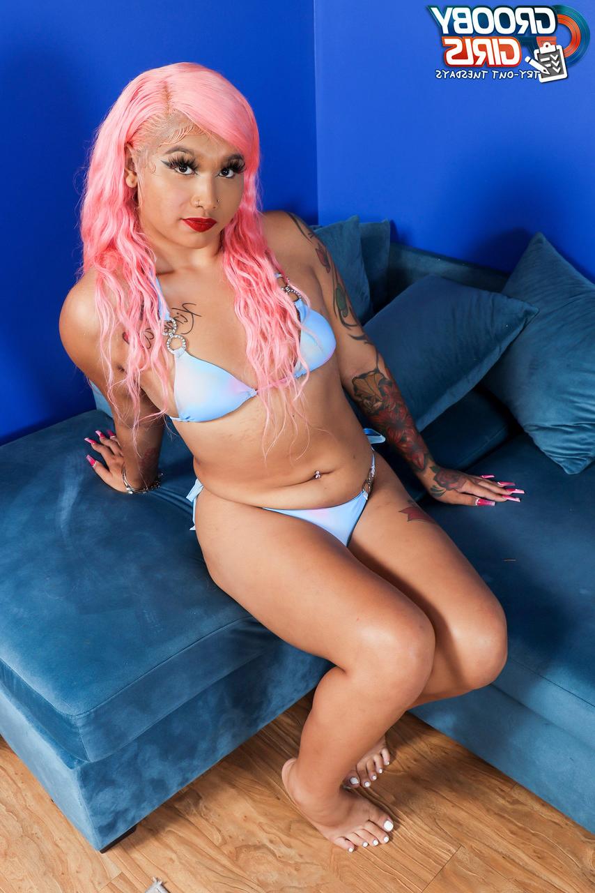 16P La transexual de pelo rosa Kbandz haciendo alarde de su gran culo, su pequeña polla y sus diminutas tetas