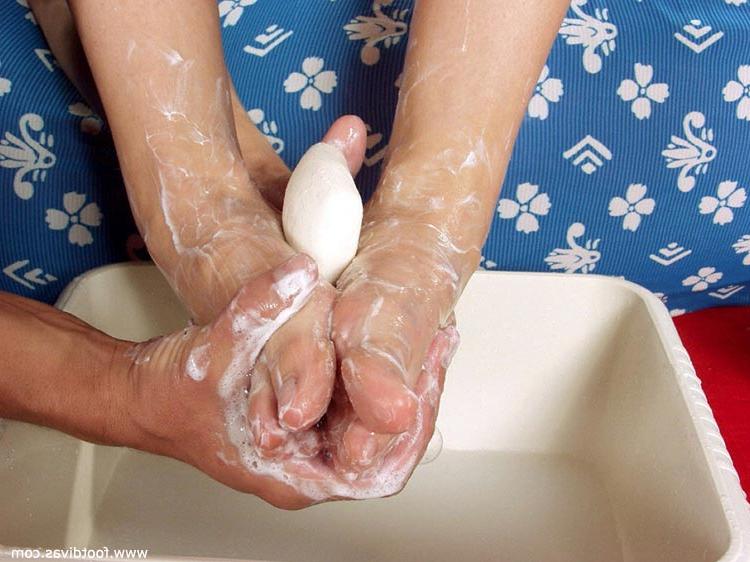 15P A una mujer rubia le lavan y chupan los pies antes de hacer una paja con los pies