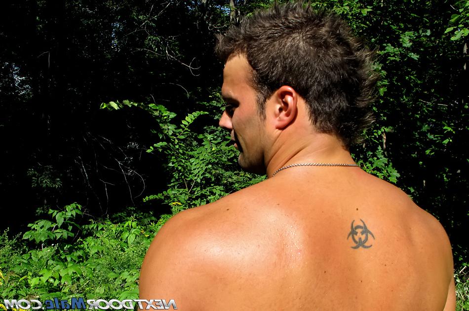 15P La fuerte morena Ricky M se masturba después de hacer flexiones en la naturaleza